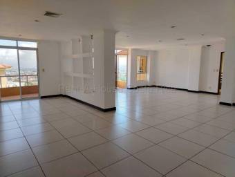 Venta de exclusivo apartamento ubicado en elegante zona de San Rafael de Eascazu 26-2188
