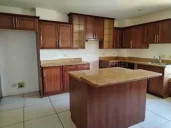 Venta de exclusivo apartamento ubicado en elegante zona de San Rafael de Eascazu 26-2188