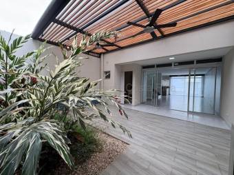 Moderna Casa en Venta en Santo Domingo de Heredia