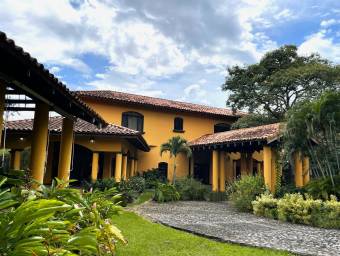 Se vende casa en La Concepción Atenas 24-963