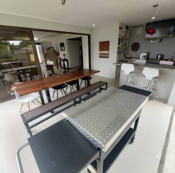 Venta casa elegante y amplia en condominio, La Guacima