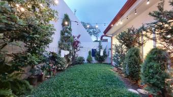 Venta de hermosa casa de 4 habitaciones ubicada en Ciudad Colon 26-2213