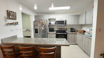 Venta de hermosa casa de 4 habitaciones ubicada en Ciudad Colon 26-2213