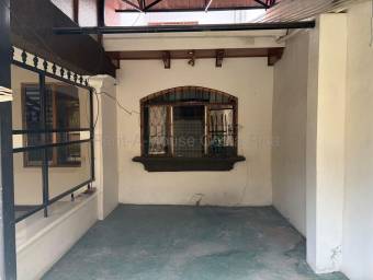 Venta de hermosa casa de 4 habitaciones ubicada en Ciudad Colon 26-2213