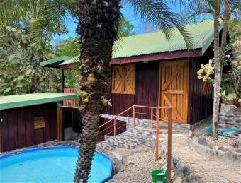 Bella casa construida con bellas maderas, privada pero muy cerca de las playas