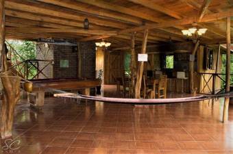 Bella casa construida con bellas maderas, privada pero muy cerca de las playas