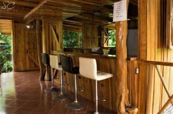 Bella casa construida con bellas maderas, privada pero muy cerca de las playas