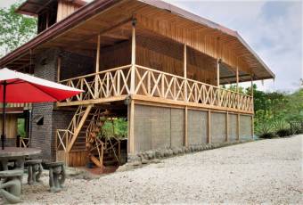 Bella casa construida con bellas maderas, privada pero muy cerca de las playas