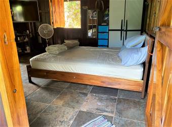 Bella casa construida con bellas maderas, privada pero muy cerca de las playas
