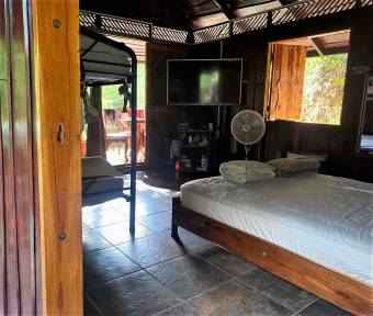Bella casa construida con bellas maderas, privada pero muy cerca de las playas