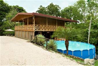 Bella casa construida con bellas maderas, privada pero muy cerca de las playas