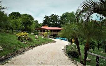 Bella casa construida con bellas maderas, privada pero muy cerca de las playas
