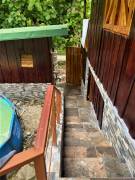 Bella casa construida con bellas maderas, privada pero muy cerca de las playas