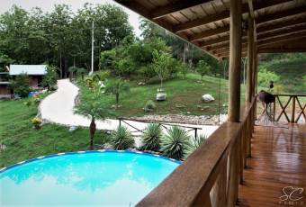 Bella casa construida con bellas maderas, privada pero muy cerca de las playas