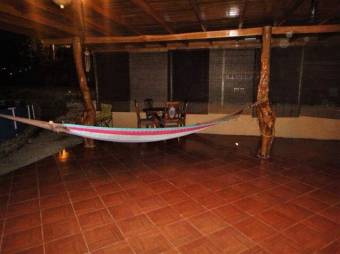 Bella casa construida con bellas maderas, privada pero muy cerca de las playas