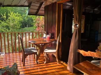 Bella casa construida con bellas maderas, privada pero muy cerca de las playas