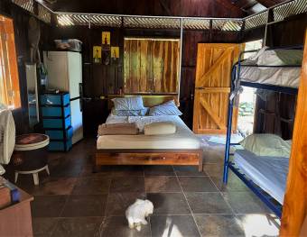 Bella casa construida con bellas maderas, privada pero muy cerca de las playas