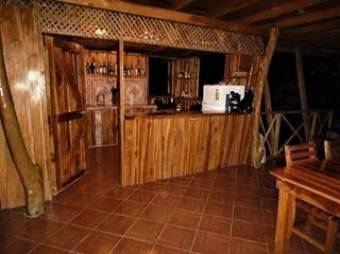 Bella casa construida con bellas maderas, privada pero muy cerca de las playas