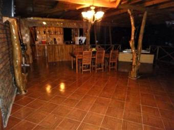 Bella casa construida con bellas maderas, privada pero muy cerca de las playas