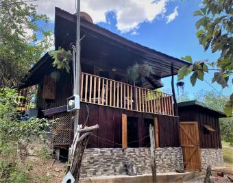 Bella casa construida con bellas maderas, privada pero muy cerca de las playas
