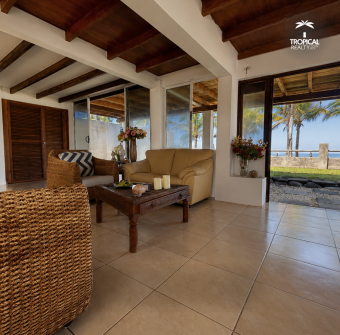 EXCLUSIVA CASA FRENTE AL MAR EN PLAYA TIVIVES