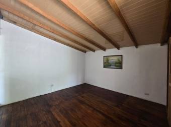 VENTA DE CASA TIPO CHALET CON JARDIN AMPLIO, EN TAMBOR, ALAJUELA