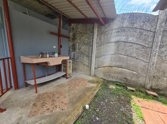 VENTA DE CASA TIPO CHALET CON JARDIN AMPLIO, EN TAMBOR, ALAJUELA