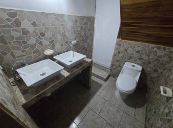 VENTA DE CASA TIPO CHALET CON JARDIN AMPLIO, EN TAMBOR, ALAJUELA