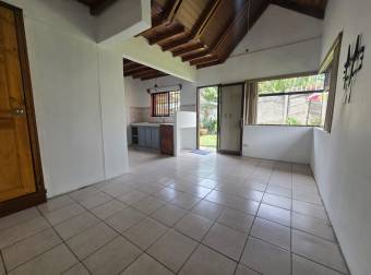 VENTA DE CASA TIPO CHALET CON JARDIN AMPLIO, EN TAMBOR, ALAJUELA