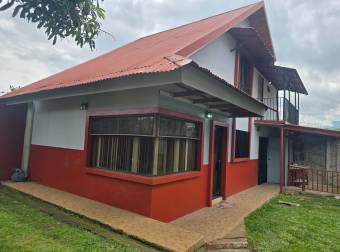 VENTA DE CASA TIPO CHALET CON JARDIN AMPLIO, EN TAMBOR, ALAJUELA
