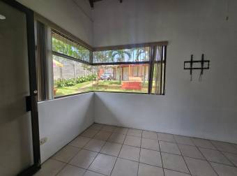 VENTA DE CASA TIPO CHALET CON JARDIN AMPLIO, EN TAMBOR, ALAJUELA