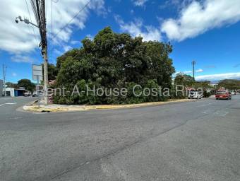Terreno esquinero  con casa en Santa Ana y alta exposición comercial #26-1477 GS