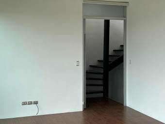 Loft moderno de tres niveles con terraza y vista a Escazú #26-728 GS