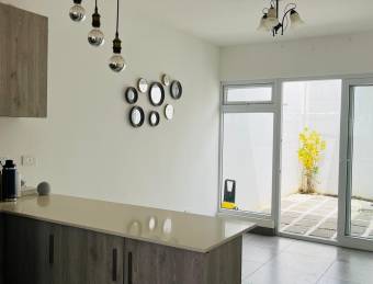 Se vende casa en Ulloa Heredia 25-810
