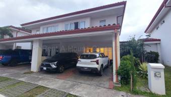Casa en venta en Hacienda Colón con jardín privado y amplios espacios #26-2213 GS
