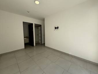 Venta apartamento moderno con patio y 2 parqueos #25-1267 GS