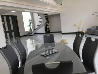 Venta de Casa de lujo en Colinas de Montealegre-Cartago.