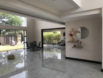 Venta de Casa de lujo en Colinas de Montealegre-Cartago.