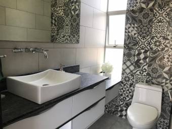 Venta de Casa de lujo en Colinas de Montealegre-Cartago.