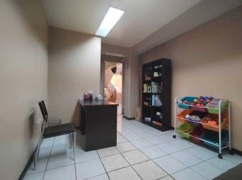 Venta de edificio comercial con 26 espacios, ascensor y parqueo #24-657 GS
