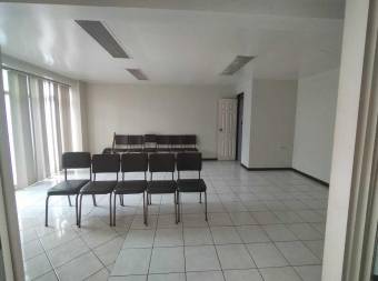 Venta de edificio comercial con 26 espacios, ascensor y parqueo #24-657 GS