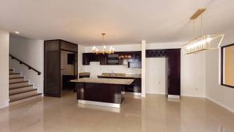 Casa de 2 niveles con 3 habitaciones en venta en San José #25-1458 GS