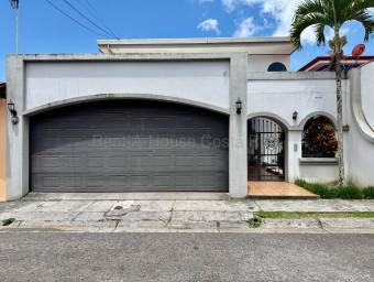 Venta de casa familiar con terraza, jardín y alta plusvalía #26-2220 GS
