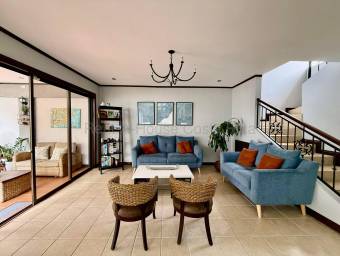 Venta de casa familiar con terraza, jardín y alta plusvalía #26-2220 GS