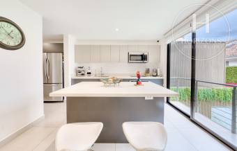 Casa en Venta en Condominio La Estefana en Sabanilla 3 Habitaciones más Mezzanine y Vista 