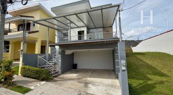 Casa en Venta en Condominio Lomas de Montes de Oca en Sabanilla 3 Habitaciones y Mezzanine
