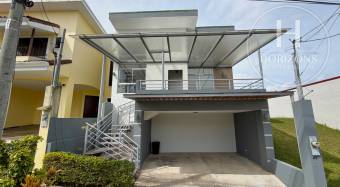 Casa en Venta en Condominio Lomas de Montes de Oca en Sabanilla 3 Habitaciones y Mezzanine