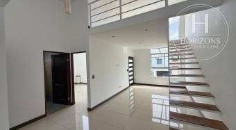 Casa en Venta en Condominio Lomas de Montes de Oca en Sabanilla 3 Habitaciones y Mezzanine
