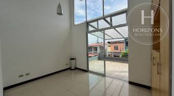 Casa en Venta en Condominio Lomas de Montes de Oca en Sabanilla 3 Habitaciones y Mezzanine