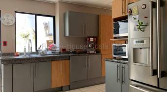 Venta de casa de uso mixto frente a la Embajada de EE. UU. #26-2252 GS